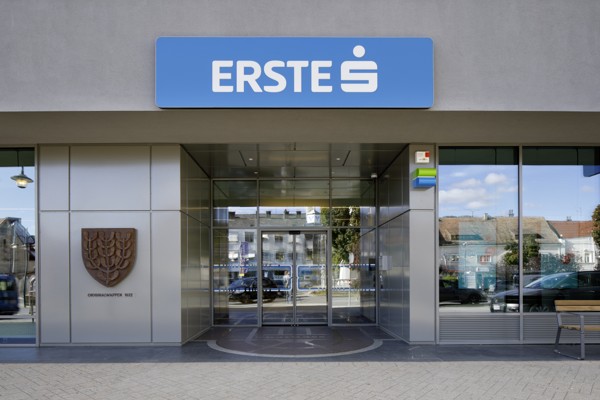 Gebäude mit Erste Bank Filiale Mistelbach